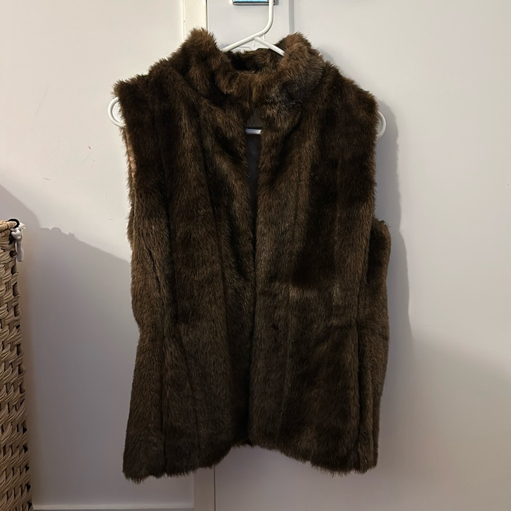 Dark brown faux fur vest, size S, banana republic, like new condition